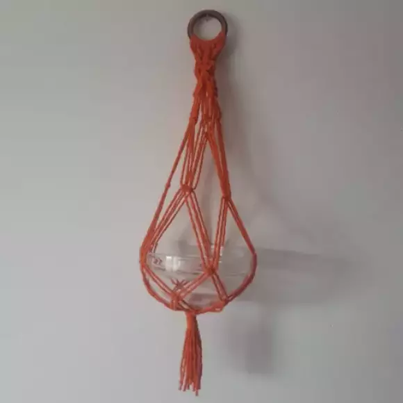 Malý oranžový dekorativní závěs na květináč