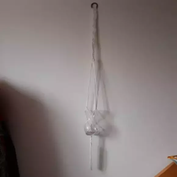 Dlouhý bílý dekorativní závěs na květináč