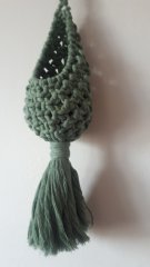 Eukalyptově zelený závěsný dekorativní kokon nebo hnízdo na vázu nebo květináč