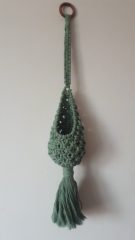 Eukalyptově zelený závěsný dekorativní kokon nebo hnízdo na vázu nebo květináč