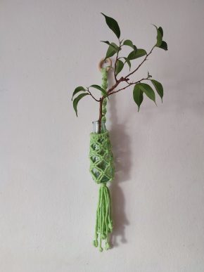 Zelený macramé dekorativní závěs s lahvičkou se střapcem s bambulkama