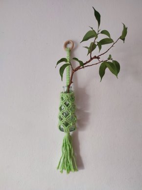 Zelený macramé dekorativní závěs s lahvičkou se střapcem