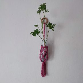 Růžový macramé dekorativní závěs s lahvičkou se střapcem