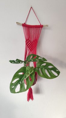 Červený dekorativní závěs na květináč se srdíčkem