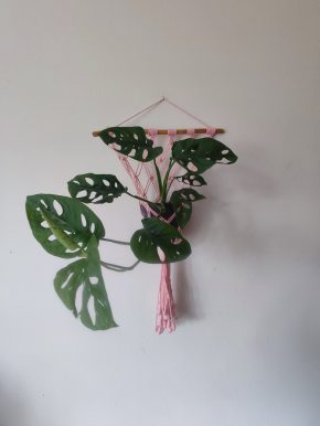 Růžový dekorativní závěs na květináč houpačka